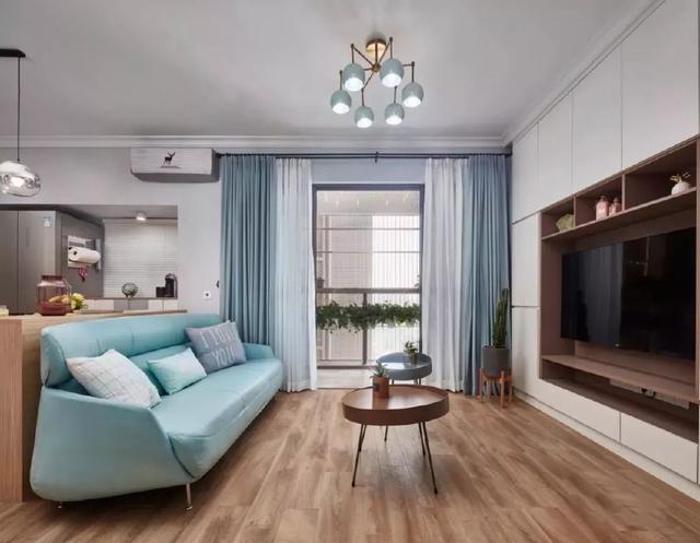 淡蓝色的沙发、窗帘、灯、小茶几让这个温馨之家又带点小可爱与纯真~电视墙这样设计家里的收纳就不是问题了~
